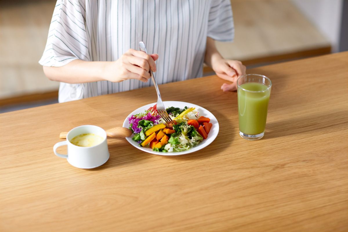 A woman having a healthy meal for a healthy gut.